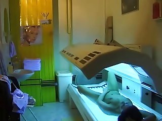 Girl fingering pussy in solarium(Germany,spy cam)